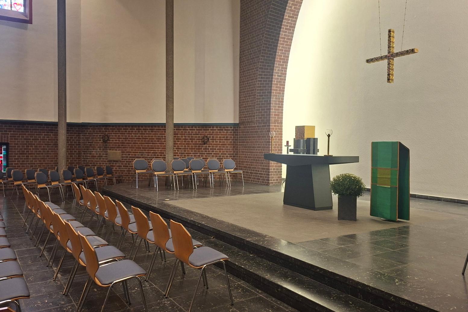 Stuhlreihen vor dem Altar in St. Antonius