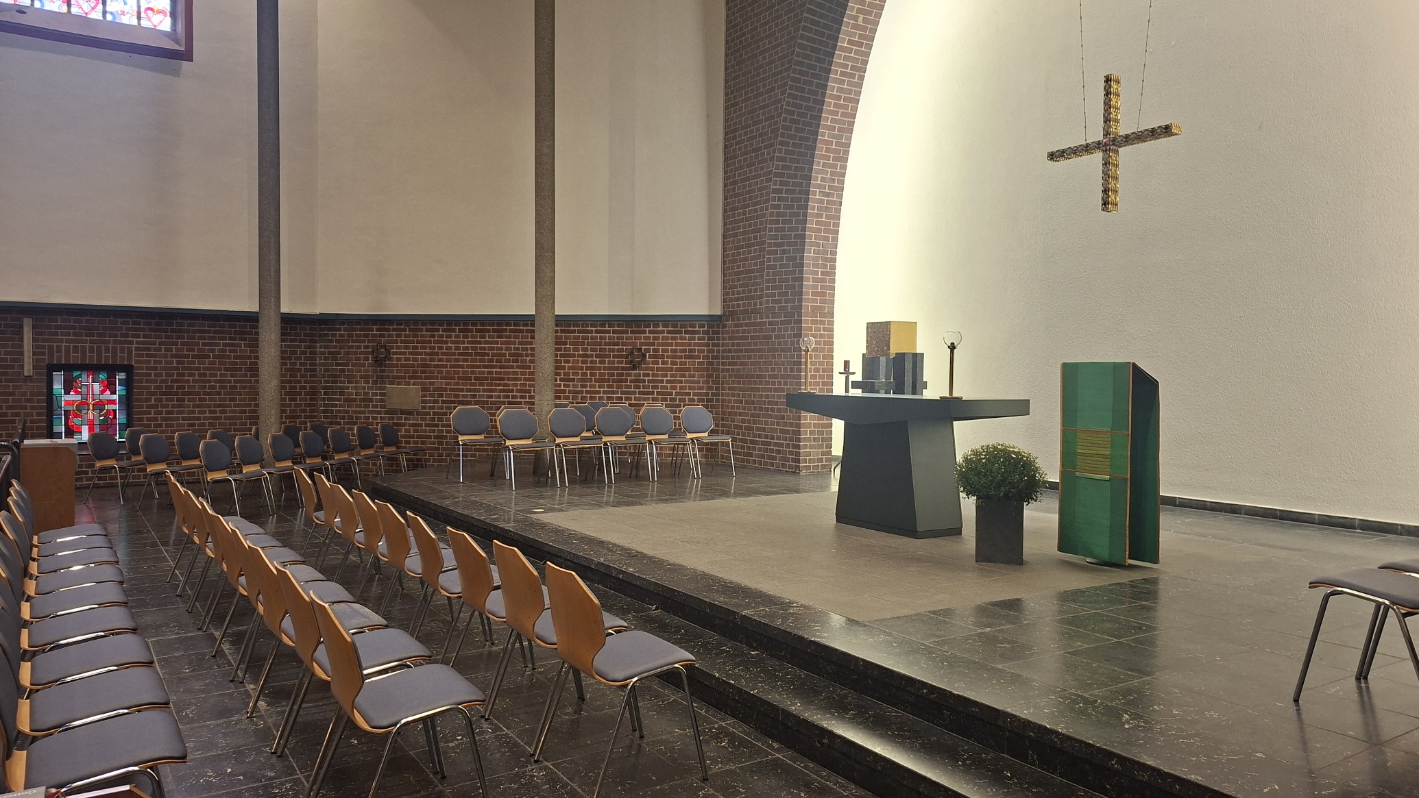 Stuhlreihen vor dem Altar in St. Antonius