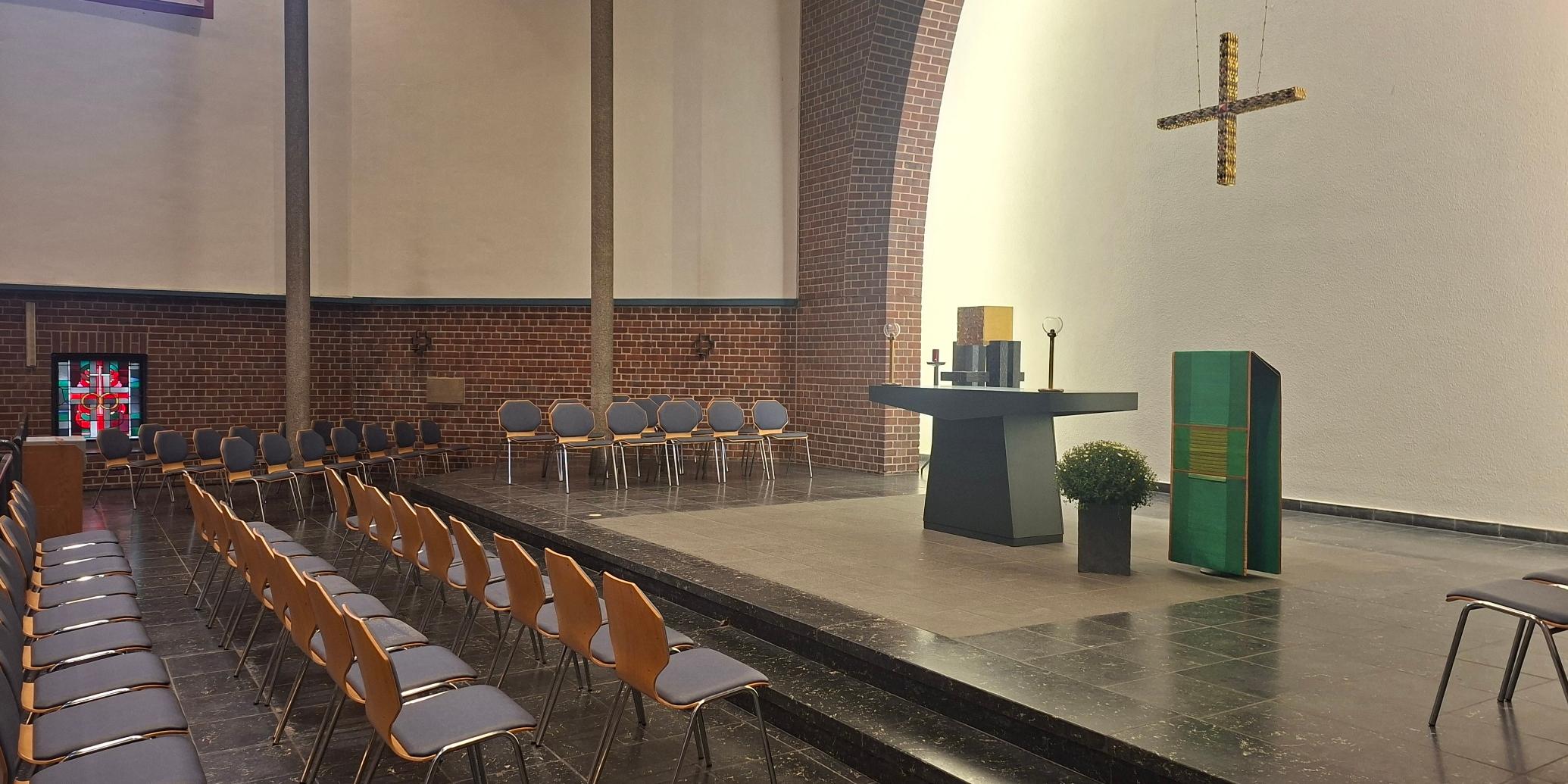 Stuhlreihen vor dem Altar in St. Antonius