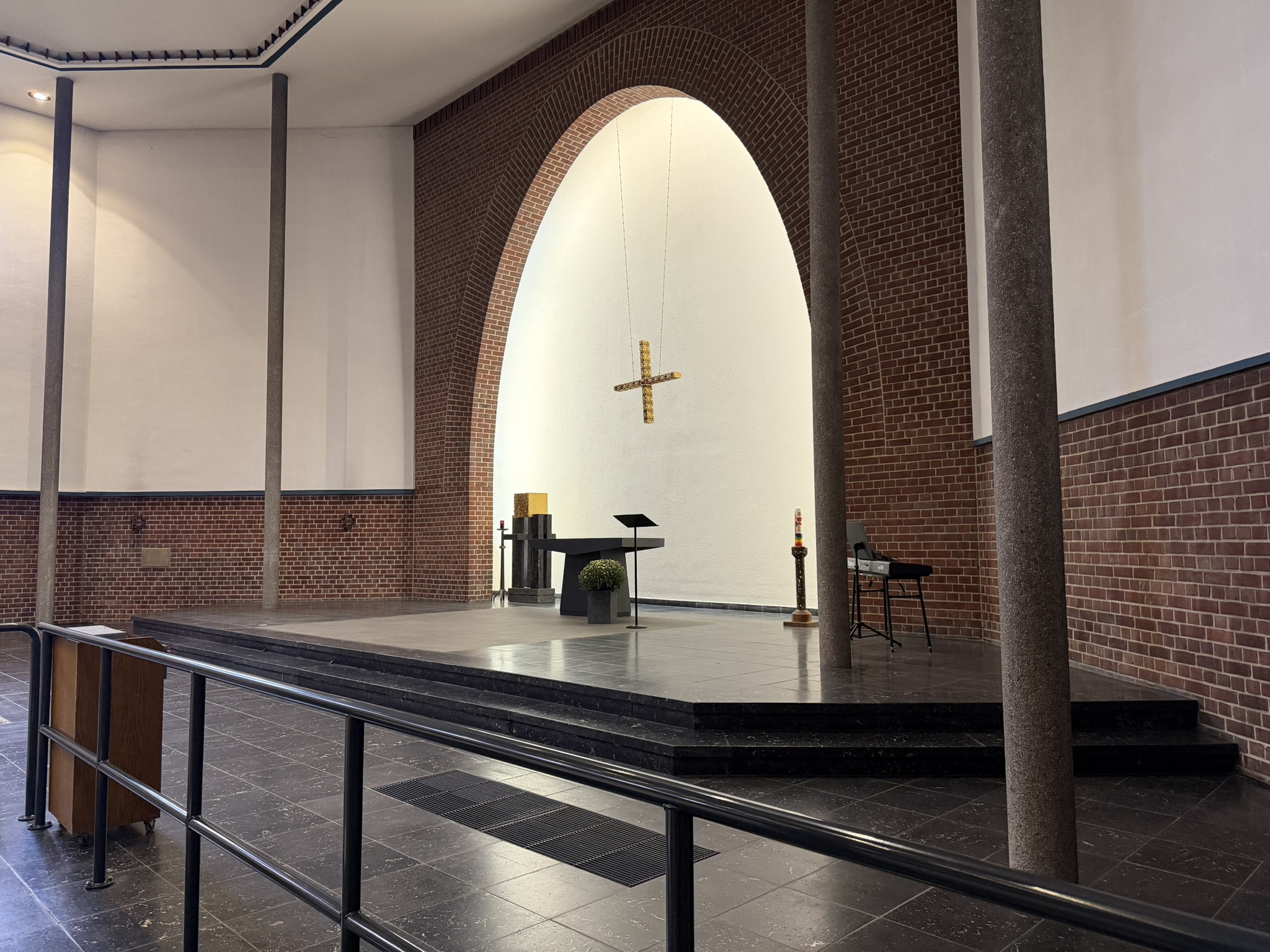 umgebaute Altarinsel in St. Antonius umgebaute Altarinsel in St. Antonius: sichtbar sind die veränderte Postionen von Altar, Kreuz und Tabernakel sowie die neuen Sicherungen